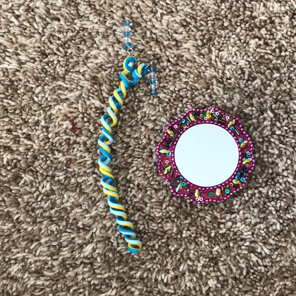 Mirror and hair accessorie